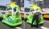 Video viral en TikTok muestra a peruano conduciendo carrito entre autos en Lima