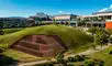 Un centro comercial en Centroamérica se erige sobre los vestigios de la antigua ciudad maya Kaminaljuyú, fusionando modernidad y patrimonio cultural.