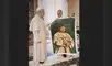 El sumo pontífice, León XIV, y la obra inspirada en el buen pastor, de la interna María José Padrón, en el Vaticano. Imagen: Difusión.
