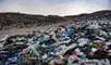 Cada año, el desierto de Atacama, en Chile, recibe miles de toneladas de ropa usada, formando una gigantesca montaña textil de más de 60.000 toneladas.