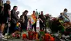 Los dolientes depositaron ramos de flores frente a la emblemática Puerta de Brandeburgo durante un llamado "duelo comunitario".