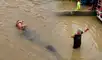 Hombre se pone a nadar en pleno bypass de la avenida Pachacutec que quedó inundado en Villa María del Triunfo