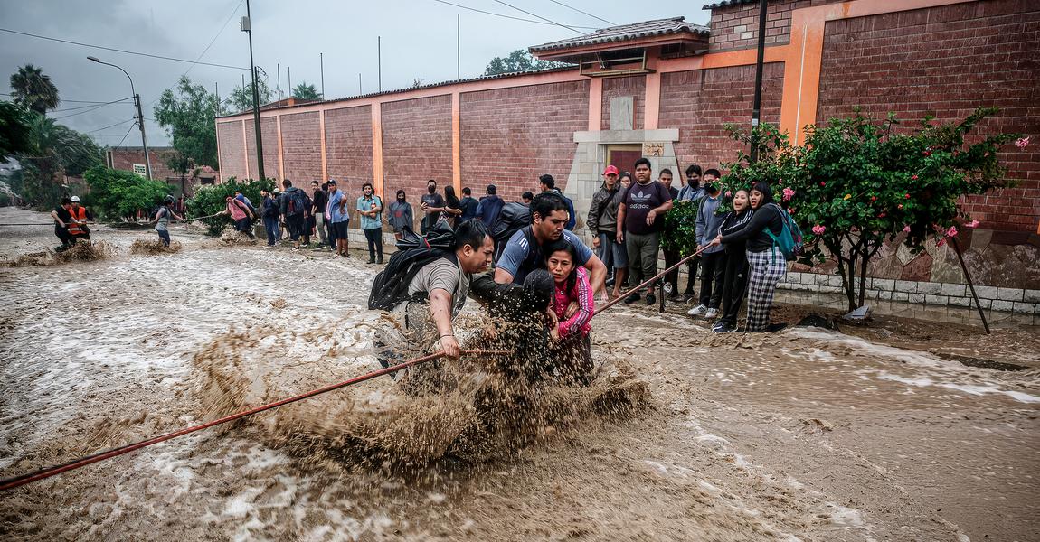 Rescate durante una inundación por el Fenómeno El Niño en el Perú