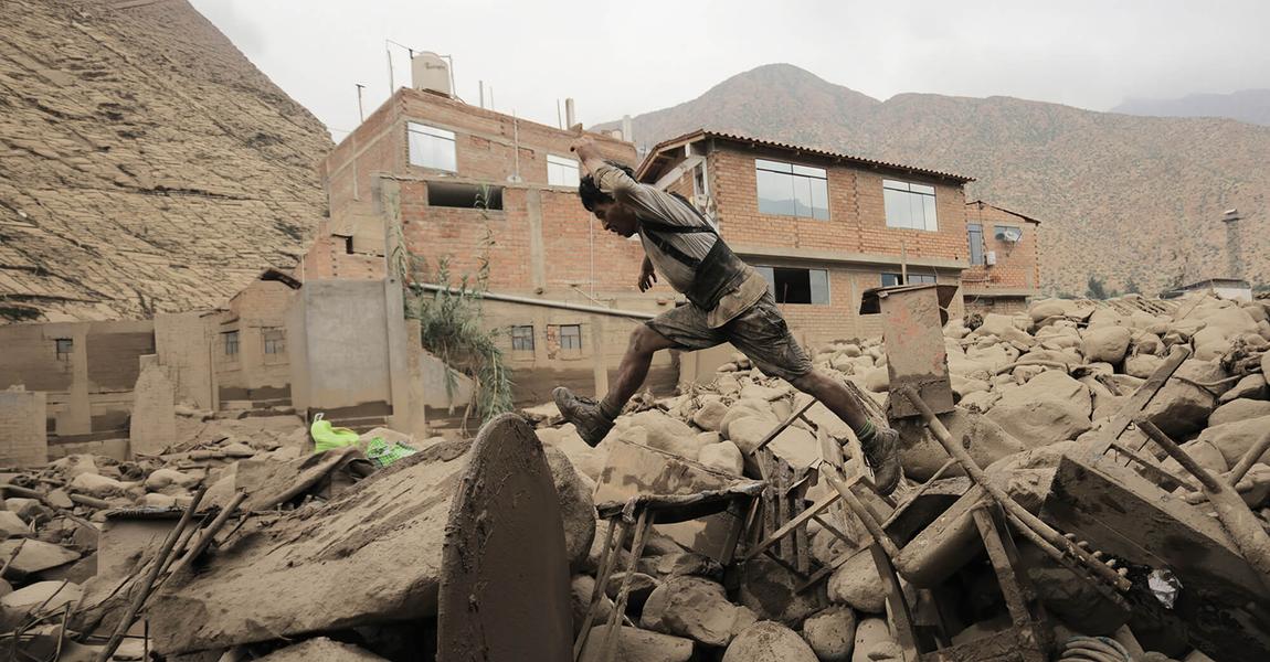 Rescate durante una inundación por el Fenómeno El Niño en el Perú