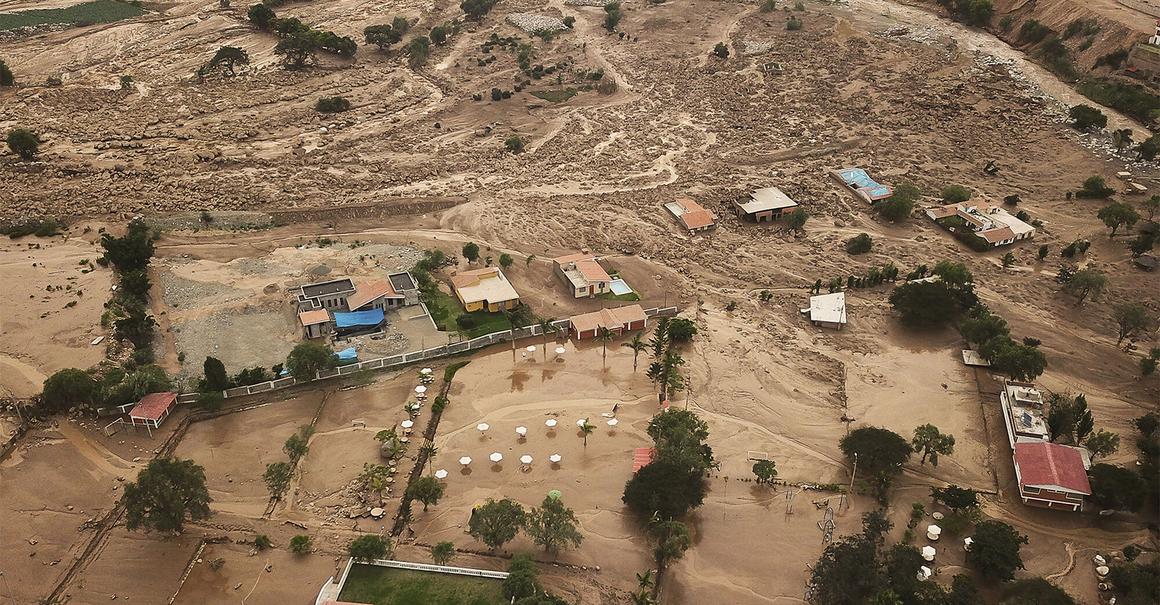 Rescate durante una inundación por el Fenómeno El Niño en el Perú