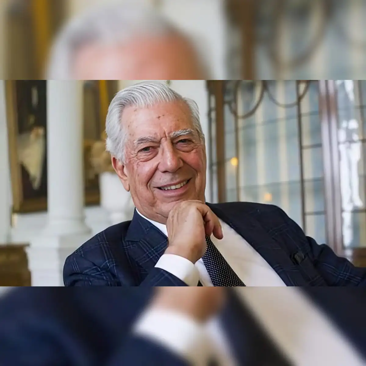 <br>Jaime Bayly: "Fue inmensamente generoso conmigo. Poco después de que naciera nuestra hija Camila en el hospital de la universidad de Georgetown, Sandra y yo se la presentamos a Mario y Patricia y nos hicimos fotos, Vargas Llosa cargando a Camila. Esas fotos son ahora un tesoro". Foto: Difusión.