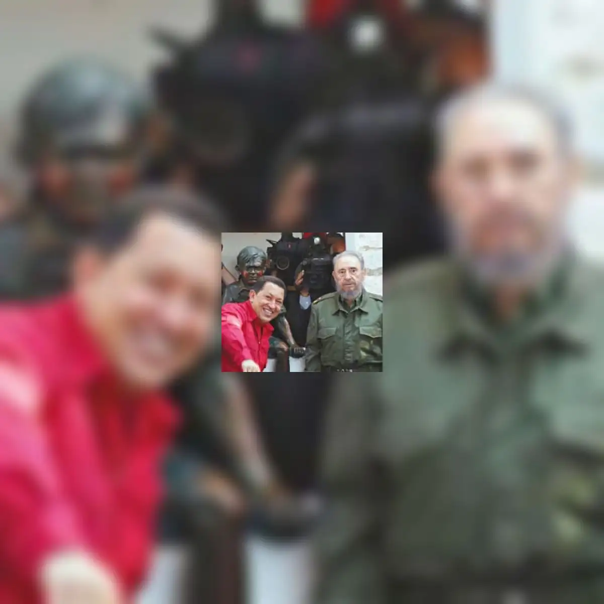 Jaime Bayly: "Fidel le dice a Chávez, cuando este sale de la cárcel y viaja a La Habana: olvídate de dar más golpes, funda un partido político, inscribe tu candidatura y vas a barrer en las elecciones porque el pueblo te ama". Foto: AFP.