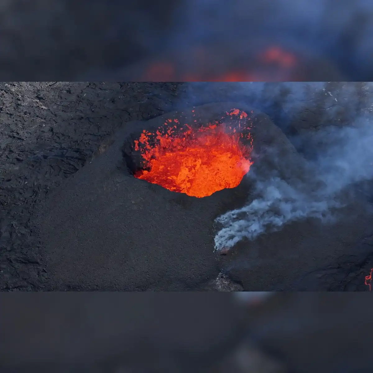 La lava de un volcán puede alcanzar temperaturas de entre 700 °C y 1200 °C al salir a la superficie.