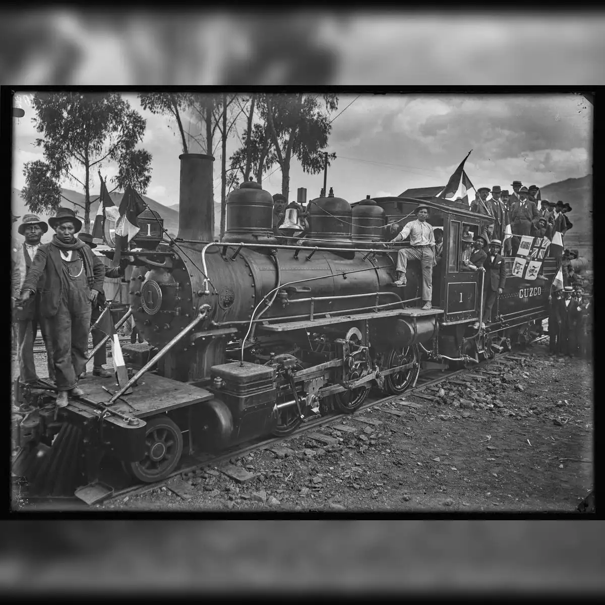 1921. Salida del primer tren locomotora del ferrocarril de Cuzco a Santa Ana . Estación San Pedro. Foto: Archivo Martín Chambi.