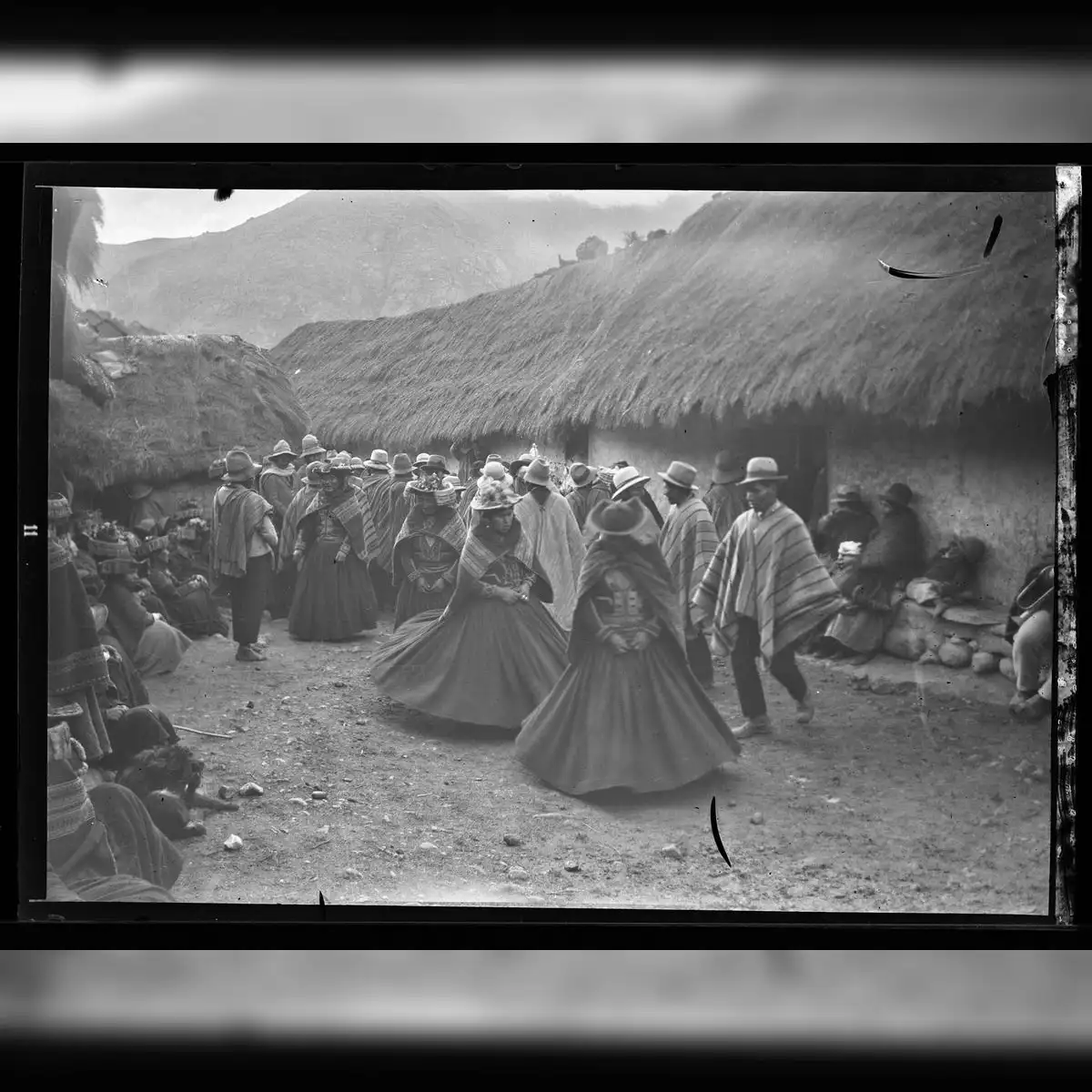 Coasa. Celebración en casa de los Chambi. Foto: Archivo Martín Chambi.