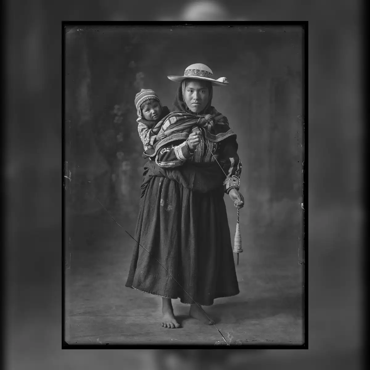 1934. Mujer hilandera de Combapata. Cusco.. Foto: Archivo Martín Chambi.