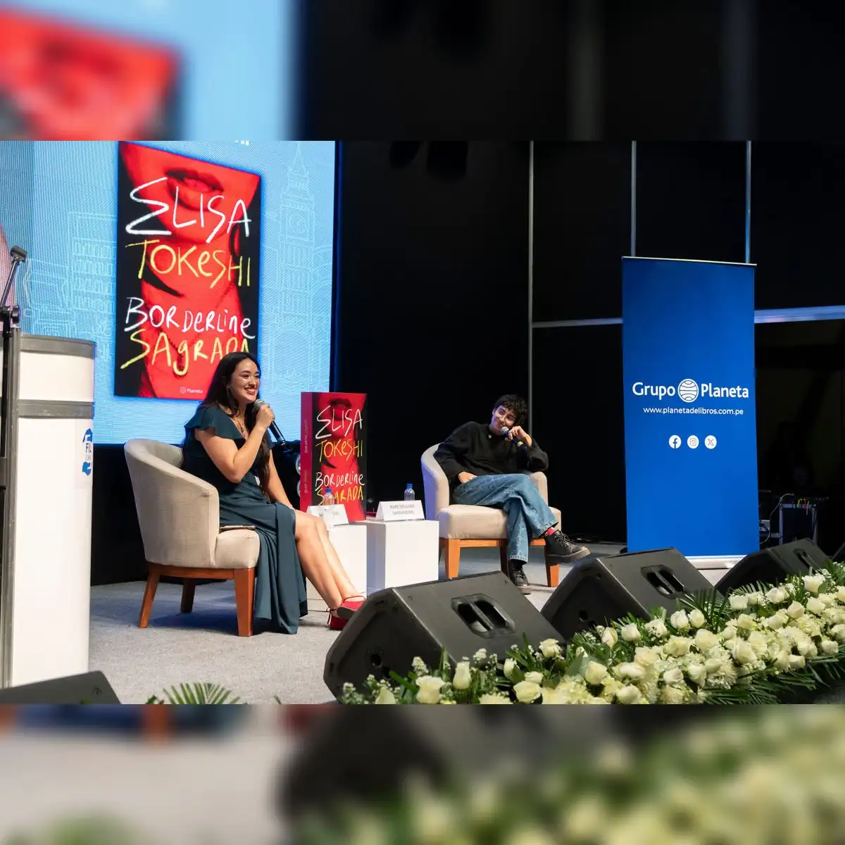 Elis Tokeshi en la presentación de su libro en la FIL.