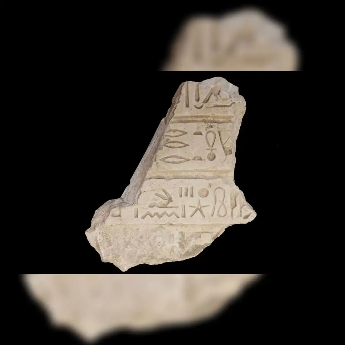 Fragmento de jeroglífico hallado en el yacimiento. Foto: Ministerio de Turismo y Antigüedades de Egipto.