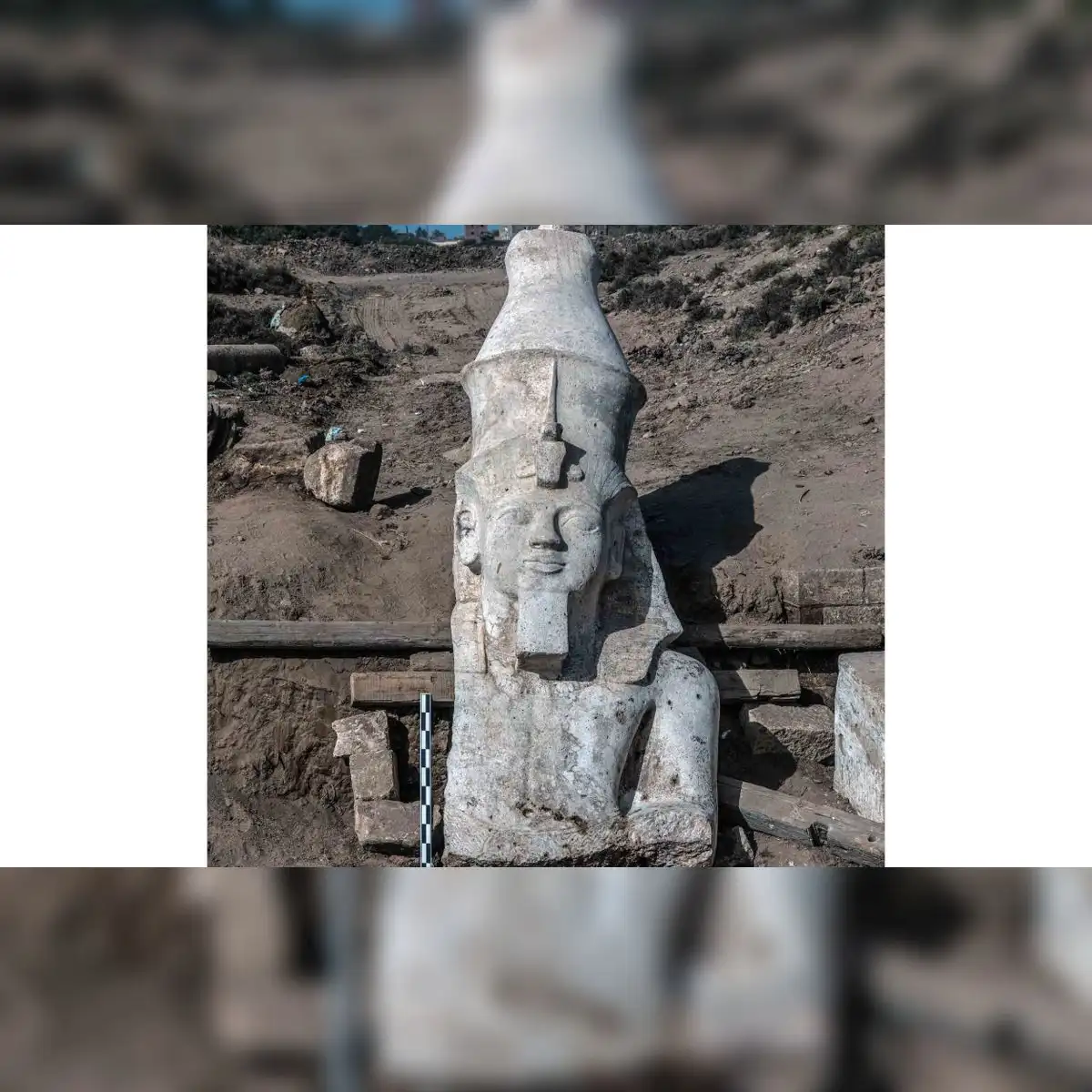 La parte superior de una estatua de piedra caliza que representa al faraón egipcio antiguo Ramsés II. Foto: City of the Baboon Project