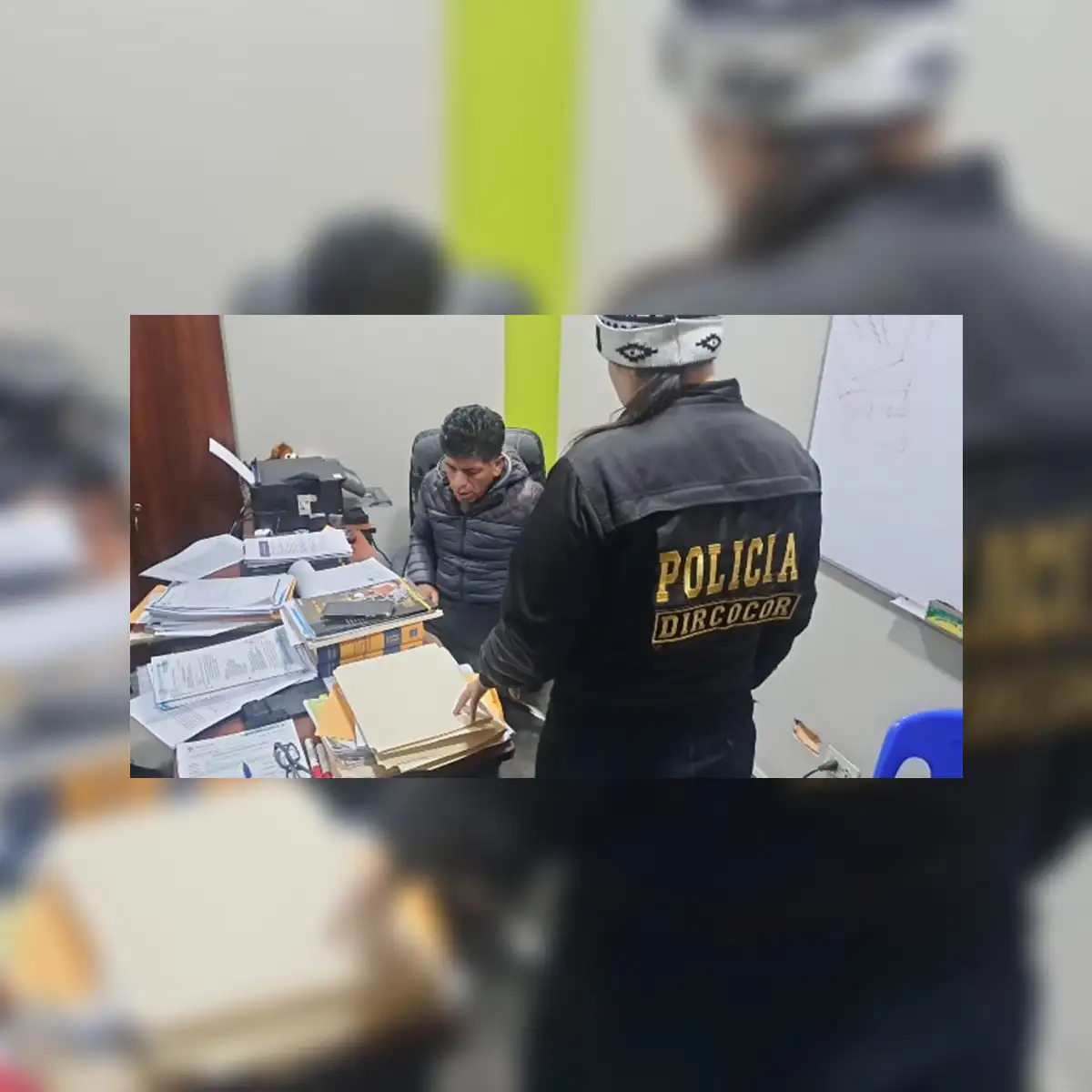 Jhoel Atencio Ñaupa, asesor de la alcaldesa de Paucartambo, arrestado en local municipal.