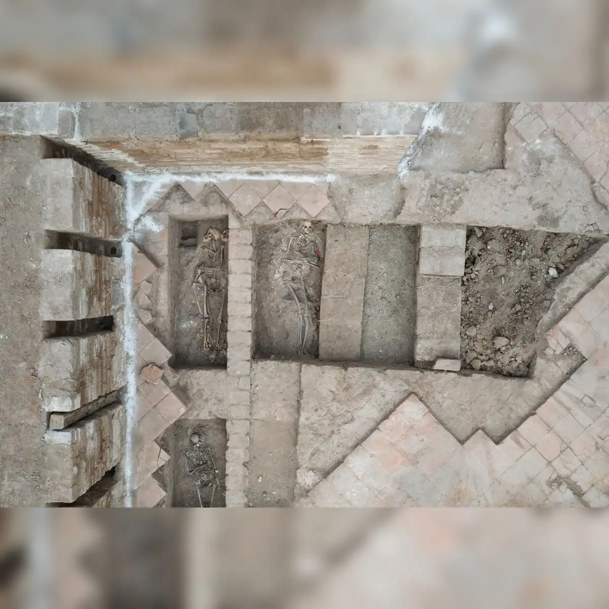 Bajo la antigua capilla aparecieron restos humanos colocados sobre el terreno y dentro de nichos funerarios. Foto: Prolima