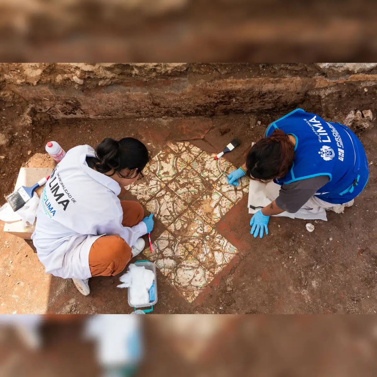 Las obras también mostraron azulejos valencianos del siglo XVIII con motivos vegetales. Foto: Prolima