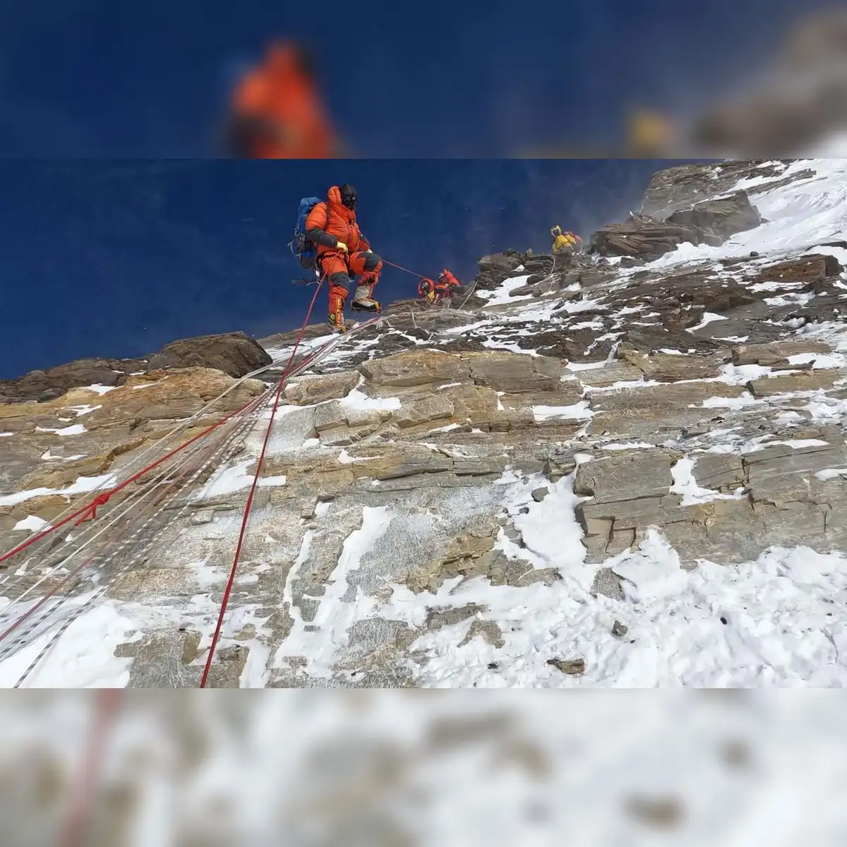 Los escaladores atraviesan las calizas de color gris pálido y marrón claro cerca de la cima, a 8500 m de altitud, donde se observan ciclos de calizas de plataforma y dolomitas perimareales. Foto: Luis Carcavilla/IUGS