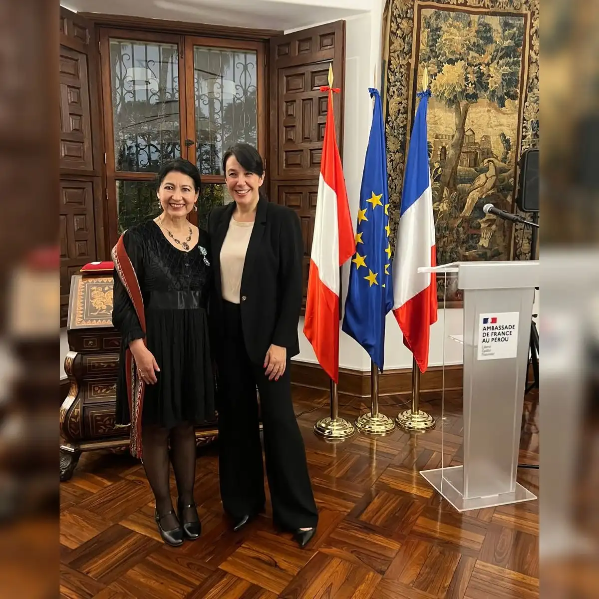 Karina Pacheco y embajadora Nathalie Kennedy. Foto: Facebook.
