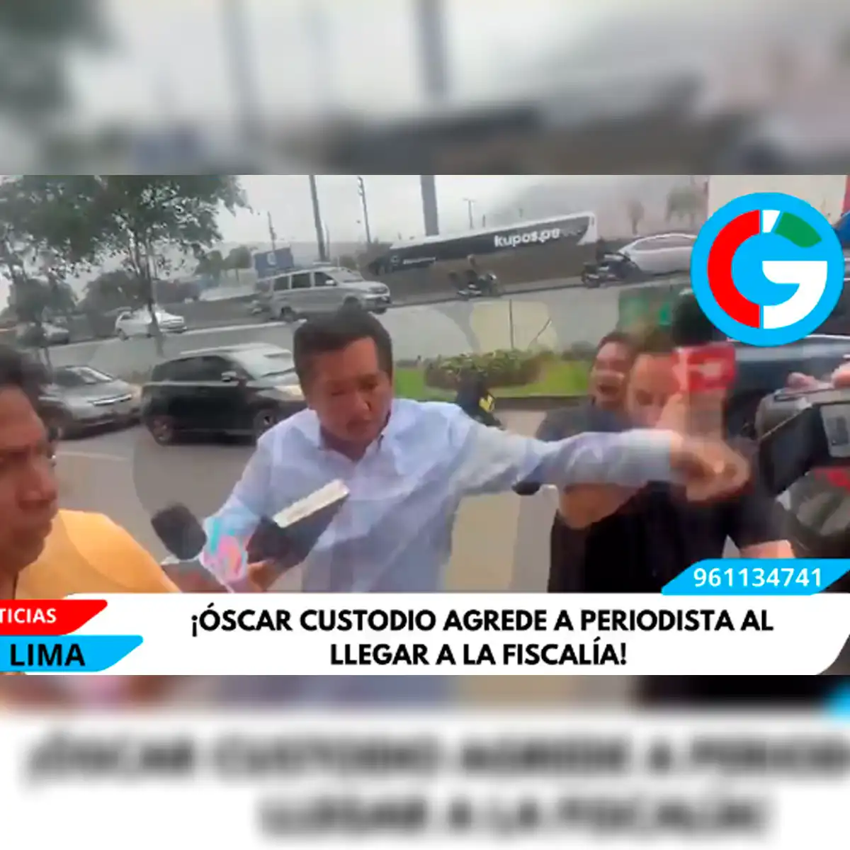En redes sociales, se viralizaron imágenes donde el empresario parece golpear a reporteros.