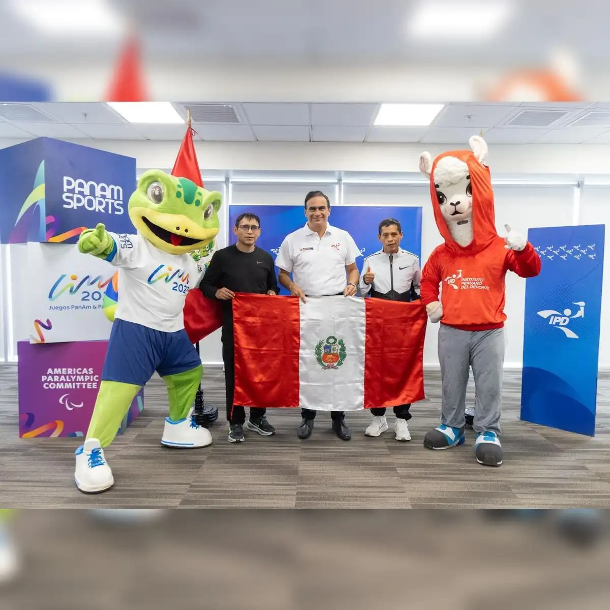 Cristhian Pacheco recibió reconocimiento tras ganar la Maratón de México. Foto: IPD