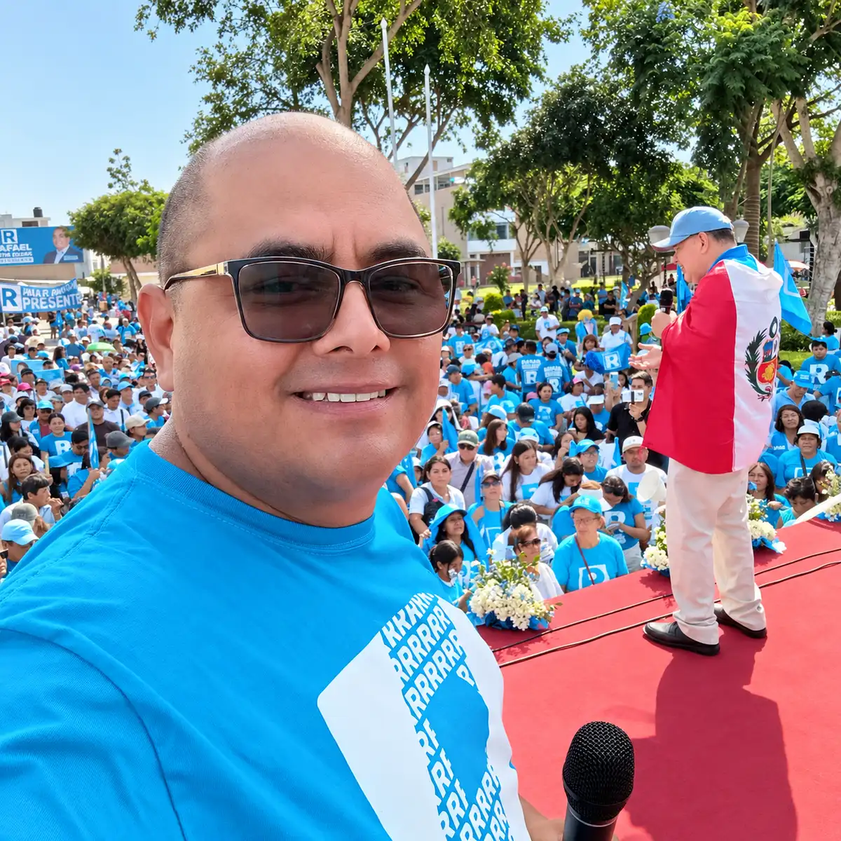 Proselitismo. Cuidador Adolfo Fuentes ejerciendo como maestro de ceremonia durante campaña del exalcalde de Lima, Rafael López Aliaga. Foto: La República