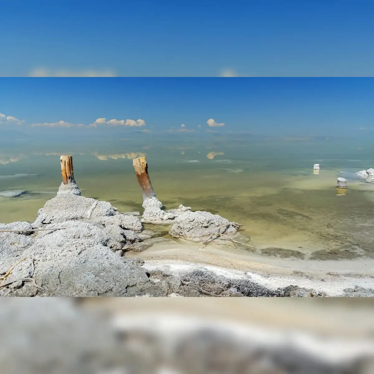 Cristales de sal en el lago Urmia. Foto: Britannica