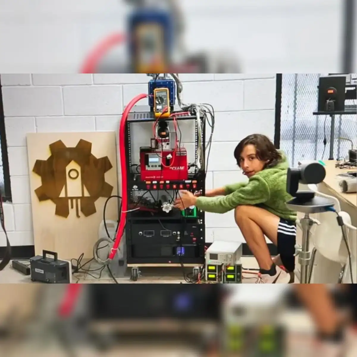 Bajo la supervisión de un adulto y con estrictas medidas de seguridad, Aidan McMillan, alumno de séptimo grado, dedicó cuatro años a construir un dispositivo de fusión nuclear. Foto: Shirin Foroudi