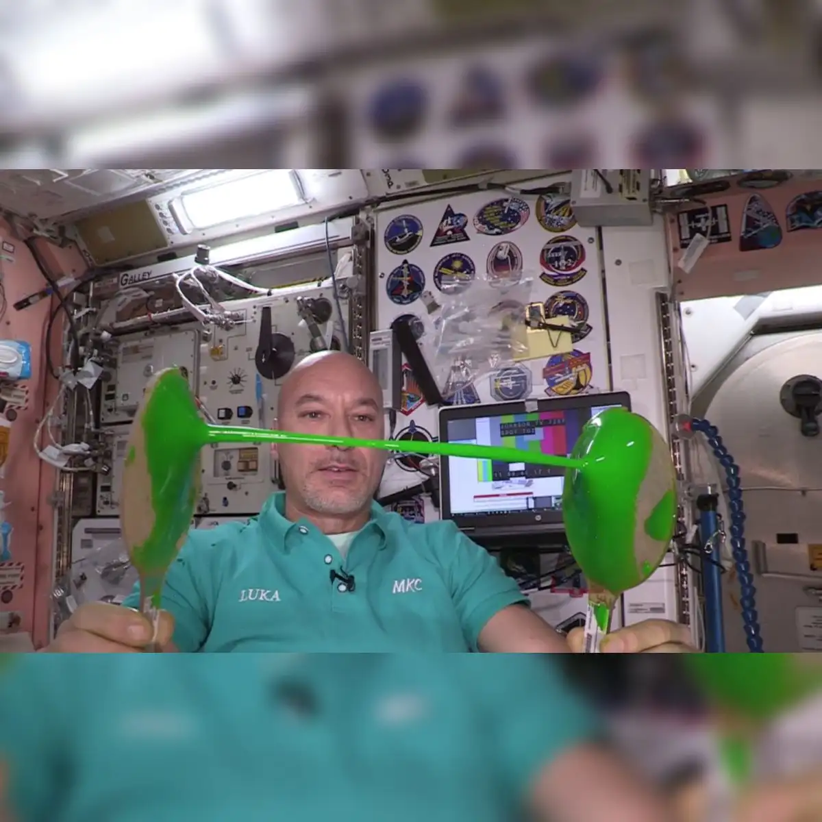 Los astronautas estudiaron la viscosidad del slime con dos paletas y una gran cantidad de lodo. Foto: NASA