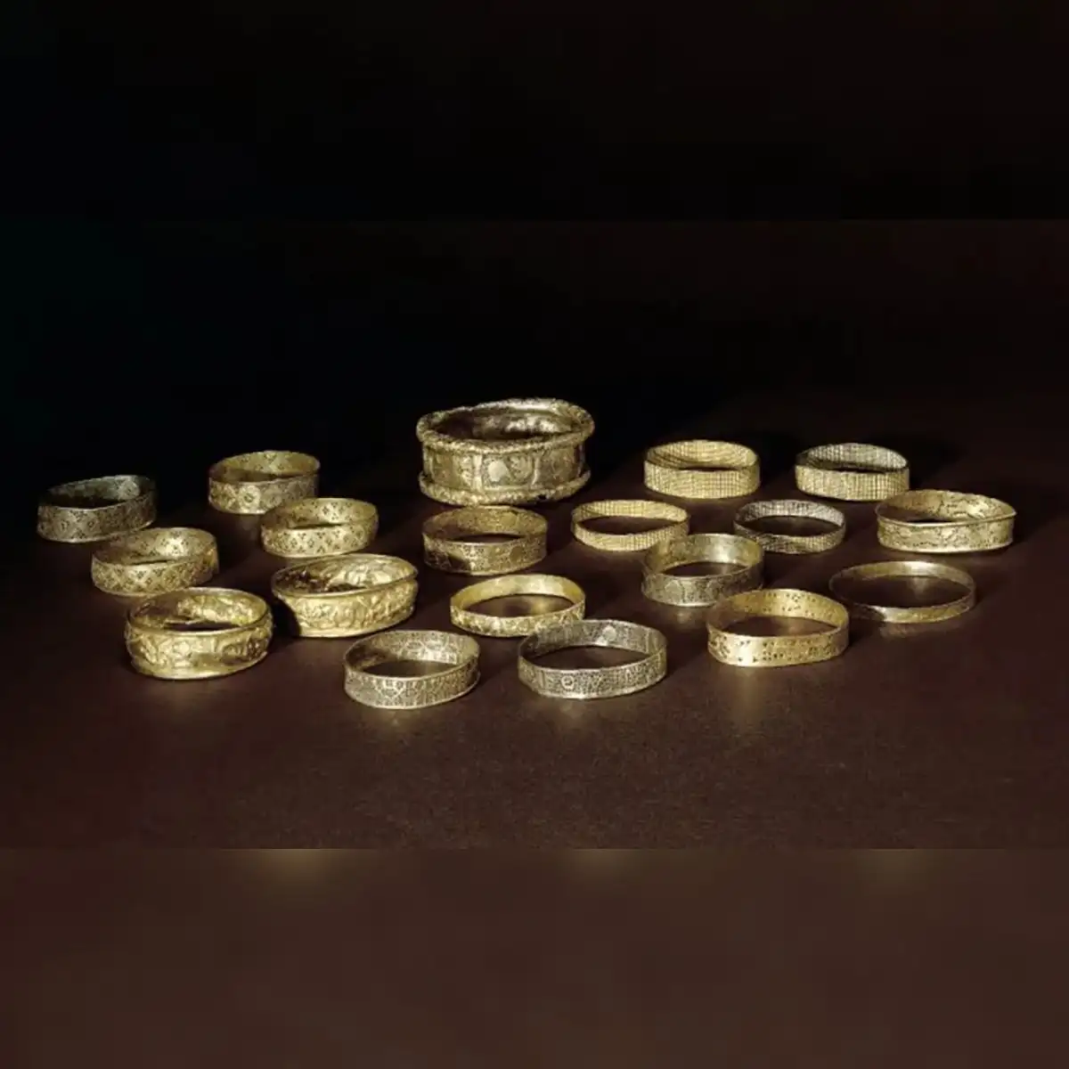 Una serie de brazaletes de oro, uno de ellos con una inscripción dedicada a Juliane, todos hallados en el tesoro de Hoxne en 1992. Foto: Museo Británico