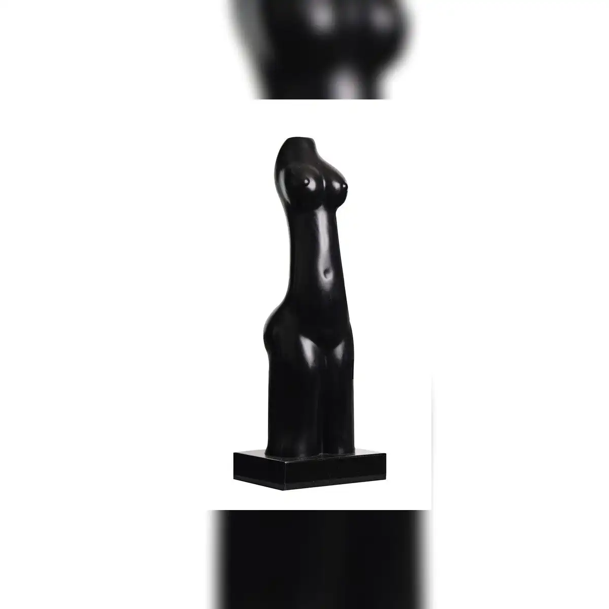 "Torso femenino". Bronce con pátina negra. Imagen: Difusión.