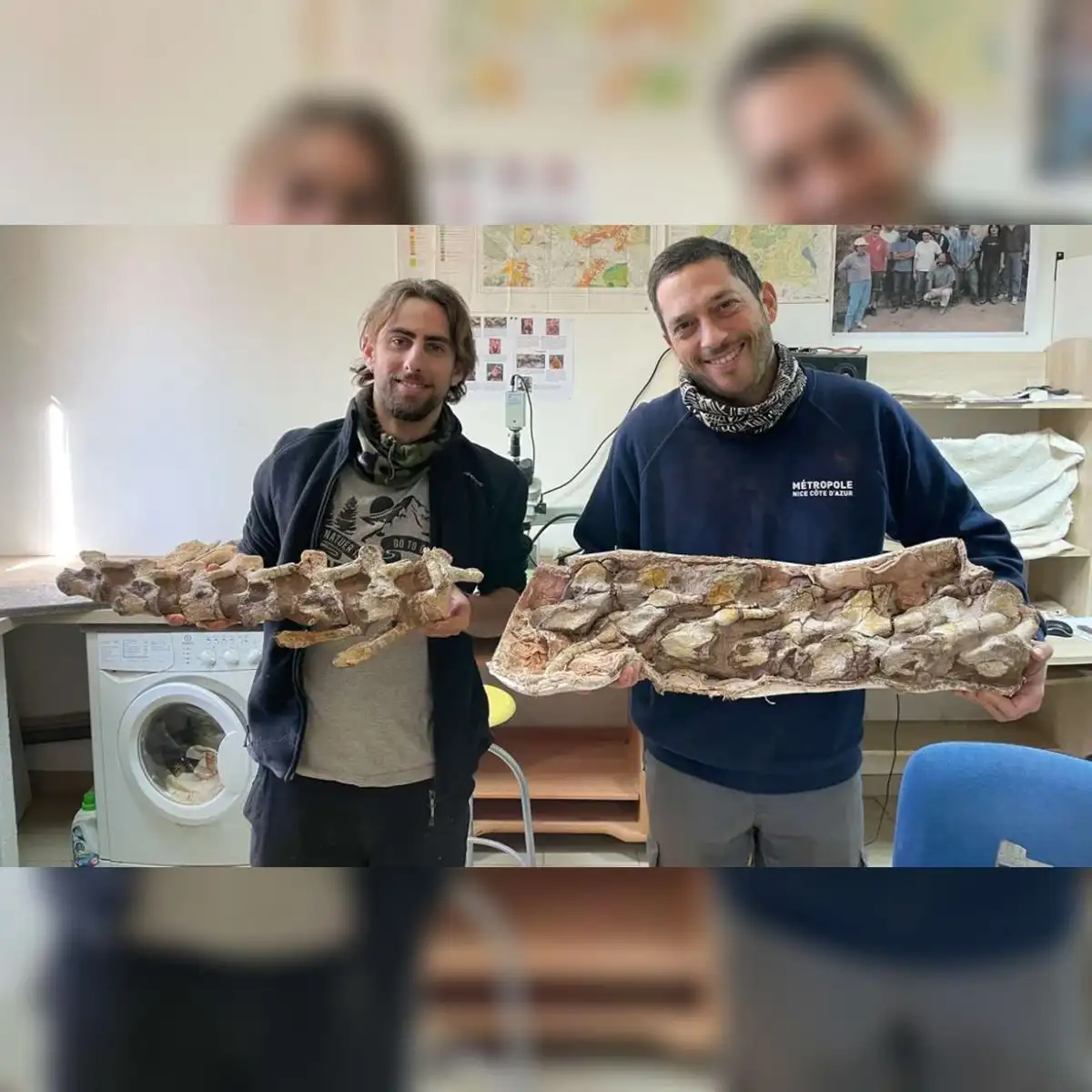 Damien Boschetto (izquierda) sosteniendo algunos de los huesos de dinosaurio que encontró. Foto: Damien Boschetto