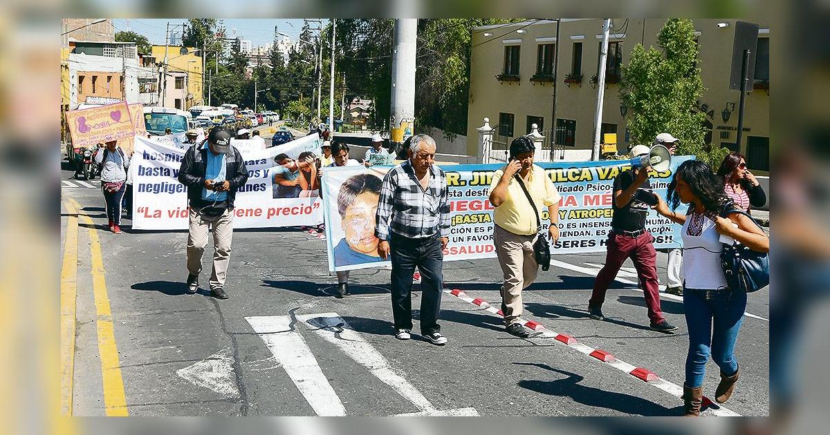 Pacientes marchan contra maltratos y negligencias en EsSalud | Sociedad ...