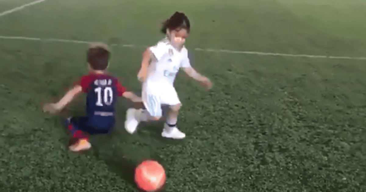 La niña que deslumbra jugando futbol en realidad es un niño gimnasta