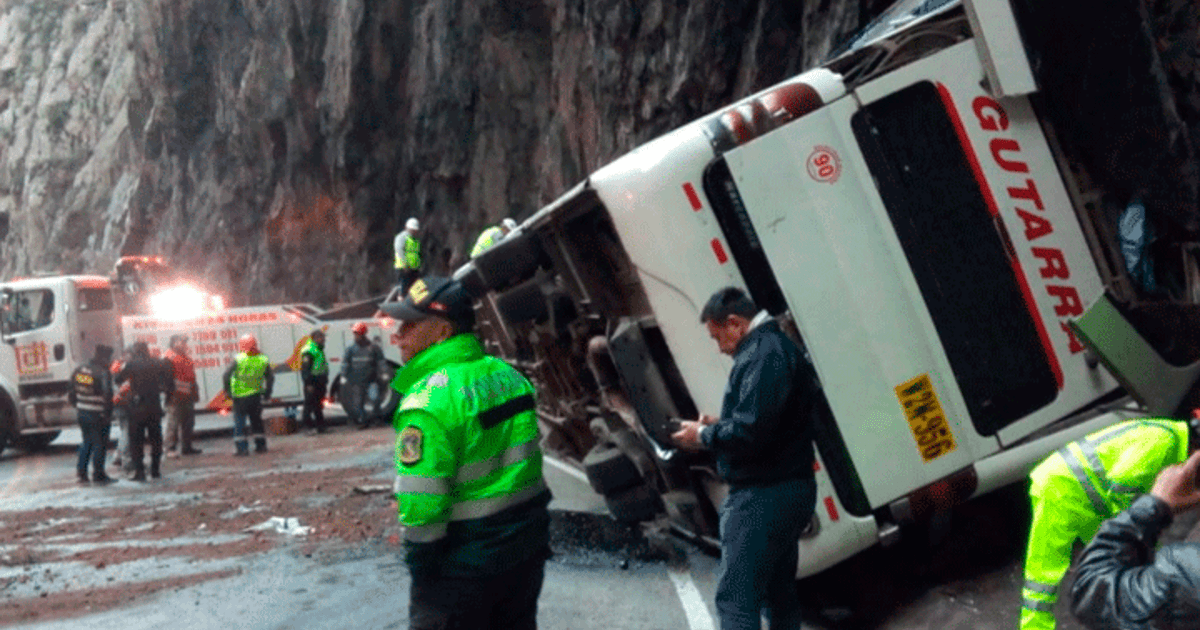 Carretera Central: Despiste De Bus Interprovincial En San Mateo Deja ...