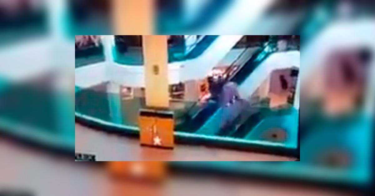 YouTube: Se lanzó desde tercer piso de centro comercial y el final fue ...