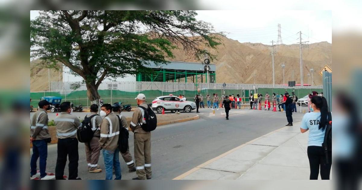 Piura: trabajadores del PMRT protestan y bloquean vía en Talara ...