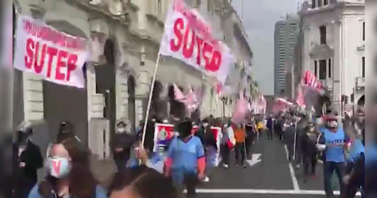 Más de 400 profesores marcharon en el Día del Maestro para priorizar la ...