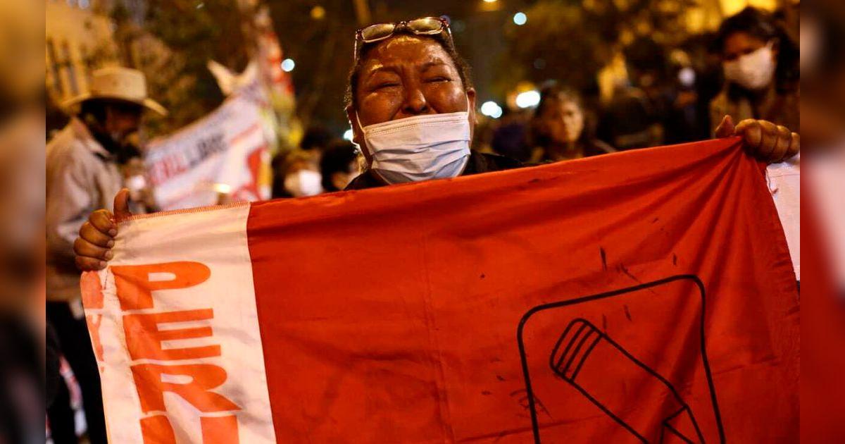 Simpatizantes de Perú Libre celebran proclamación de Pedro Castillo ...