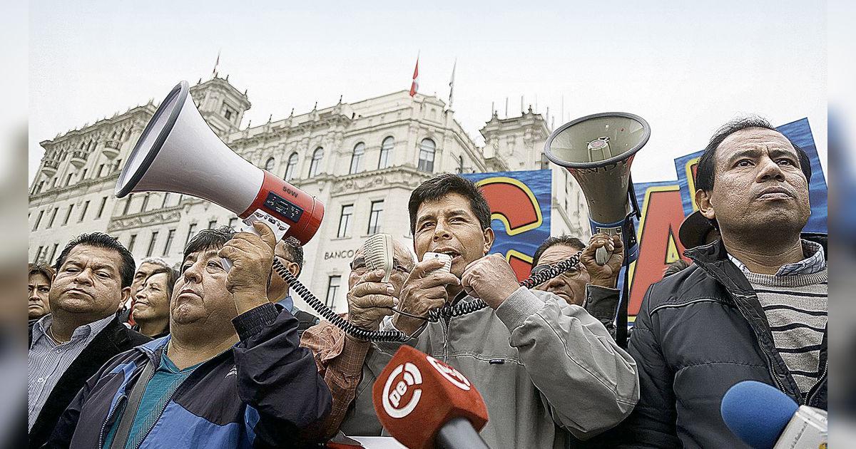 Pedro Castillo pasó de liderar huelgas a decretar toque de queda para ...