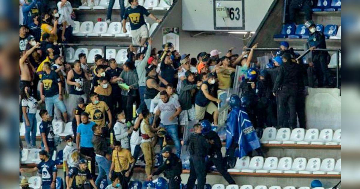 Hinchas de América y Pumas se enfrentan en el Estadio Azteca al término ...