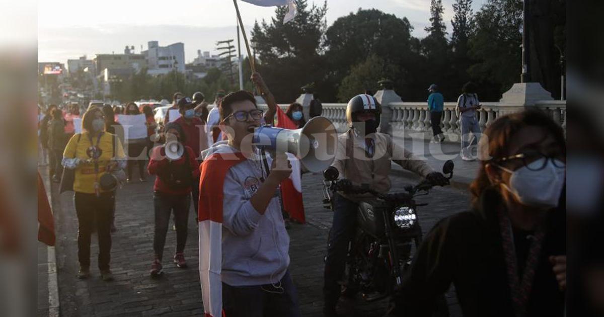Arequipa: un grupo de ciudadanos marchó para exigir la renuncia del ...