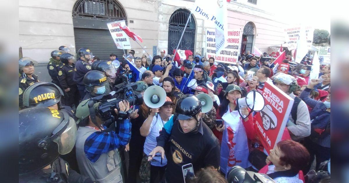 Pedro Castillo: miembros de La Resistencia protestan contra el ...