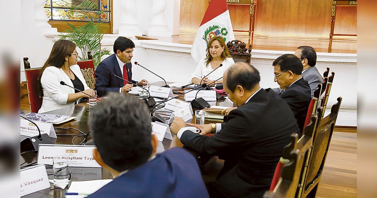 Ley Universitaria Dina Boluarte retrasa aplicación de ley sobre la