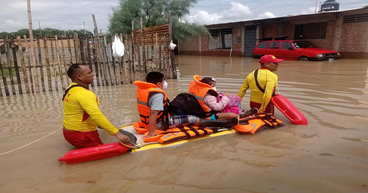 ¡Los Llegan A Rescatar De Las Aguas! Piura: Evacúan A Pobladores Cuyas ...