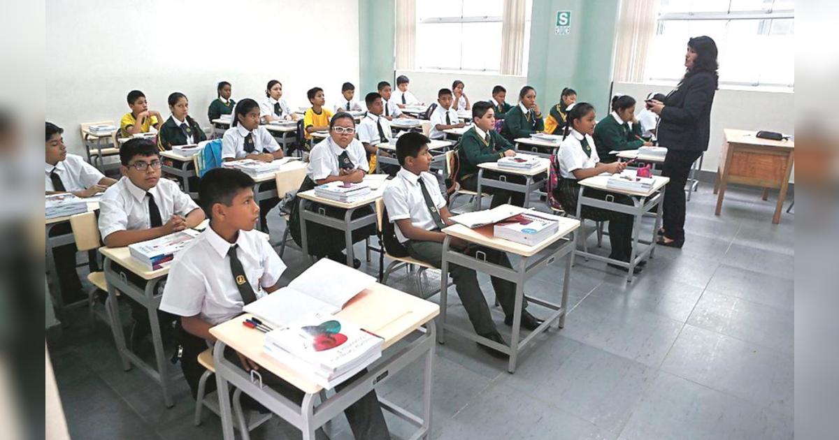 ¿Cuántos alumnos como máximo están permitidos por salón de clase, según el Minedu?