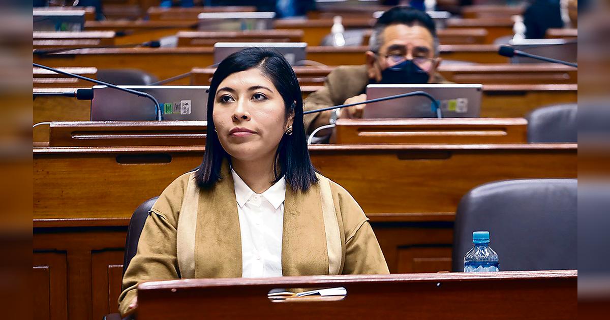 Betssy Chávez anuncia su nuevo libro, pero lamenta no poder ir a la