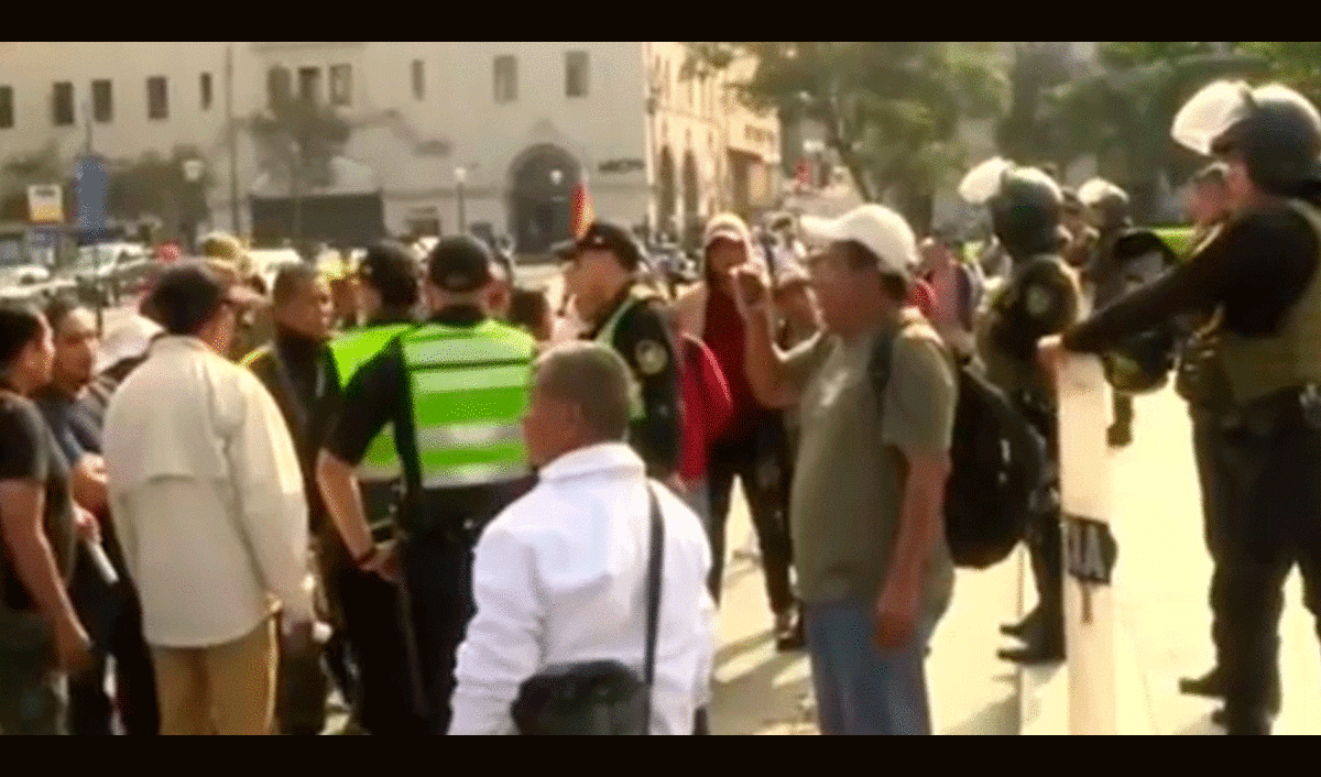 Marcha Nacional Manifestantes Llegan A La Plaza San Martín En Medio