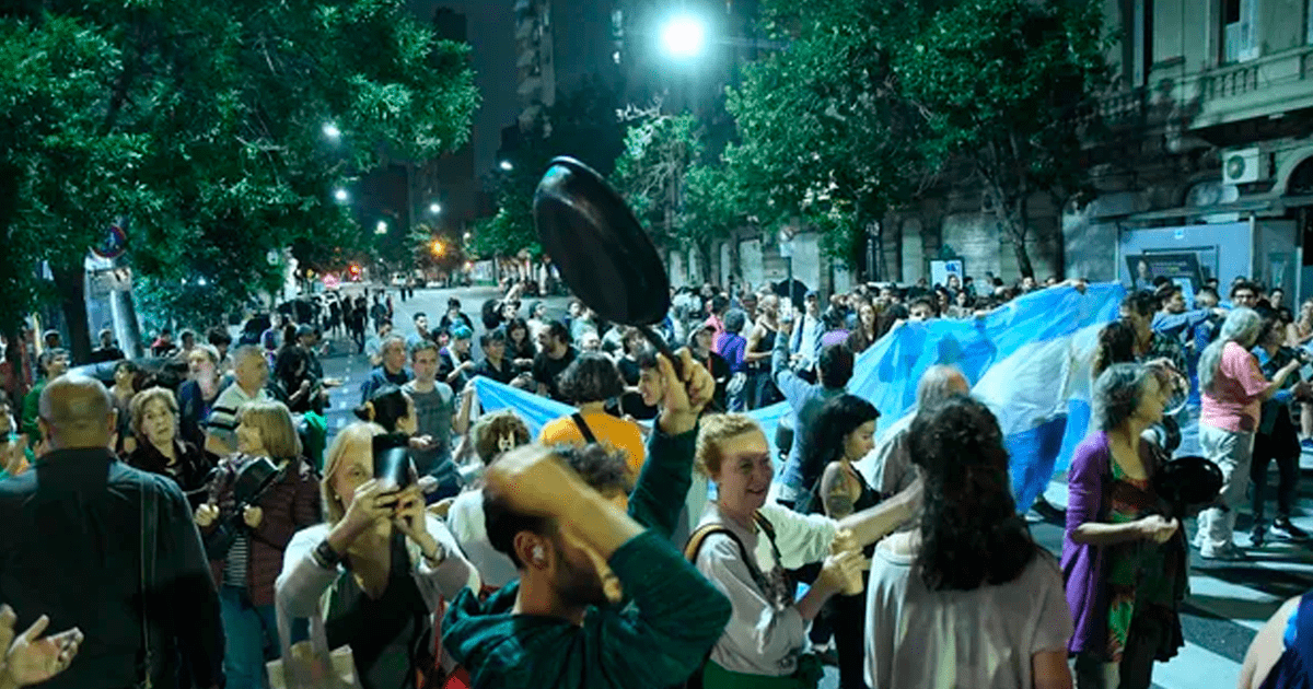 Marcha Contra Milei, EN VIVO: Manifestantes Realizan "cacerolazo ...