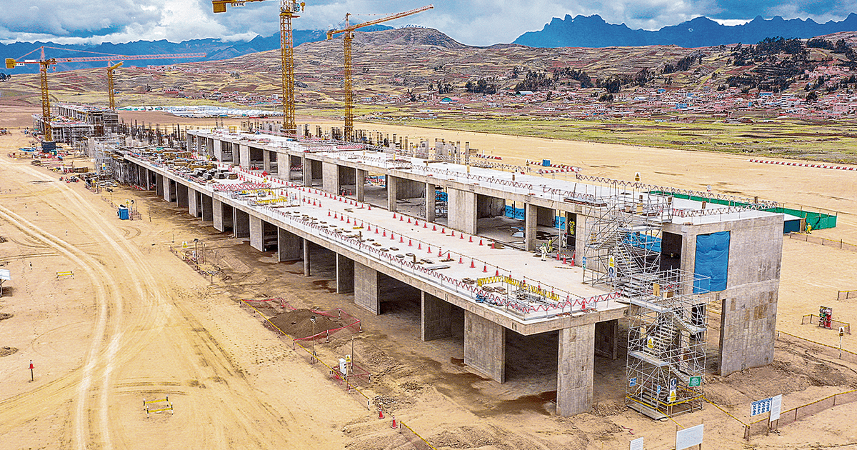 Johnny Brignardello Vela analyzes progress at the Chinchero airport.